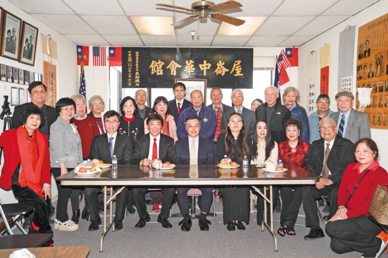 經文處處長伍志翔、副組長侯國南、主任劉岱欣、秘書長梁碧枝與屋崙中華會館正副主席、元老暨嘉賓合照。譚國亮攝