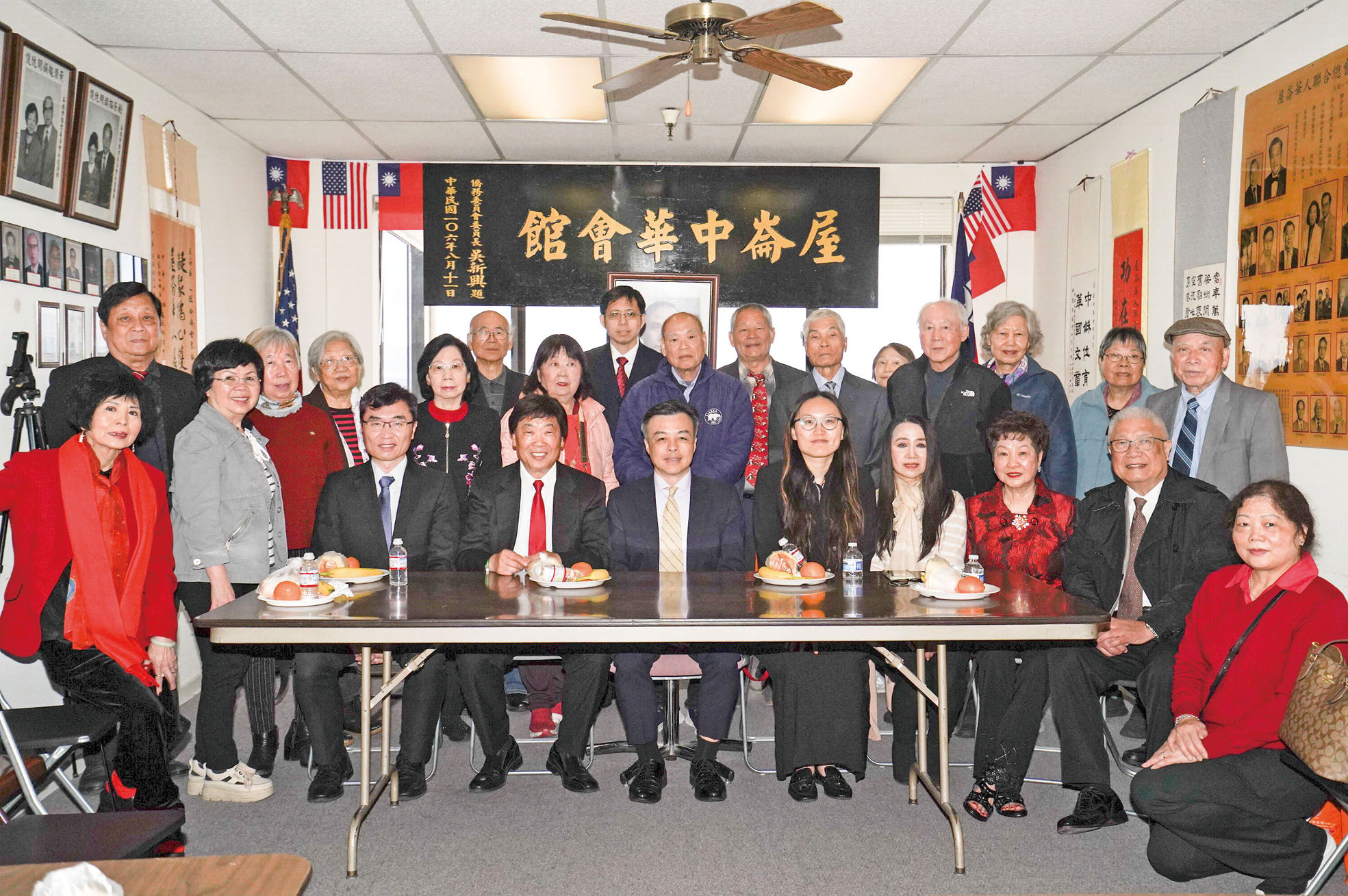 經文處處長伍志翔、副組長侯國南、主任劉岱欣、秘書長梁碧枝與屋崙中華會館正副主席、元老暨嘉賓合照。譚國亮攝