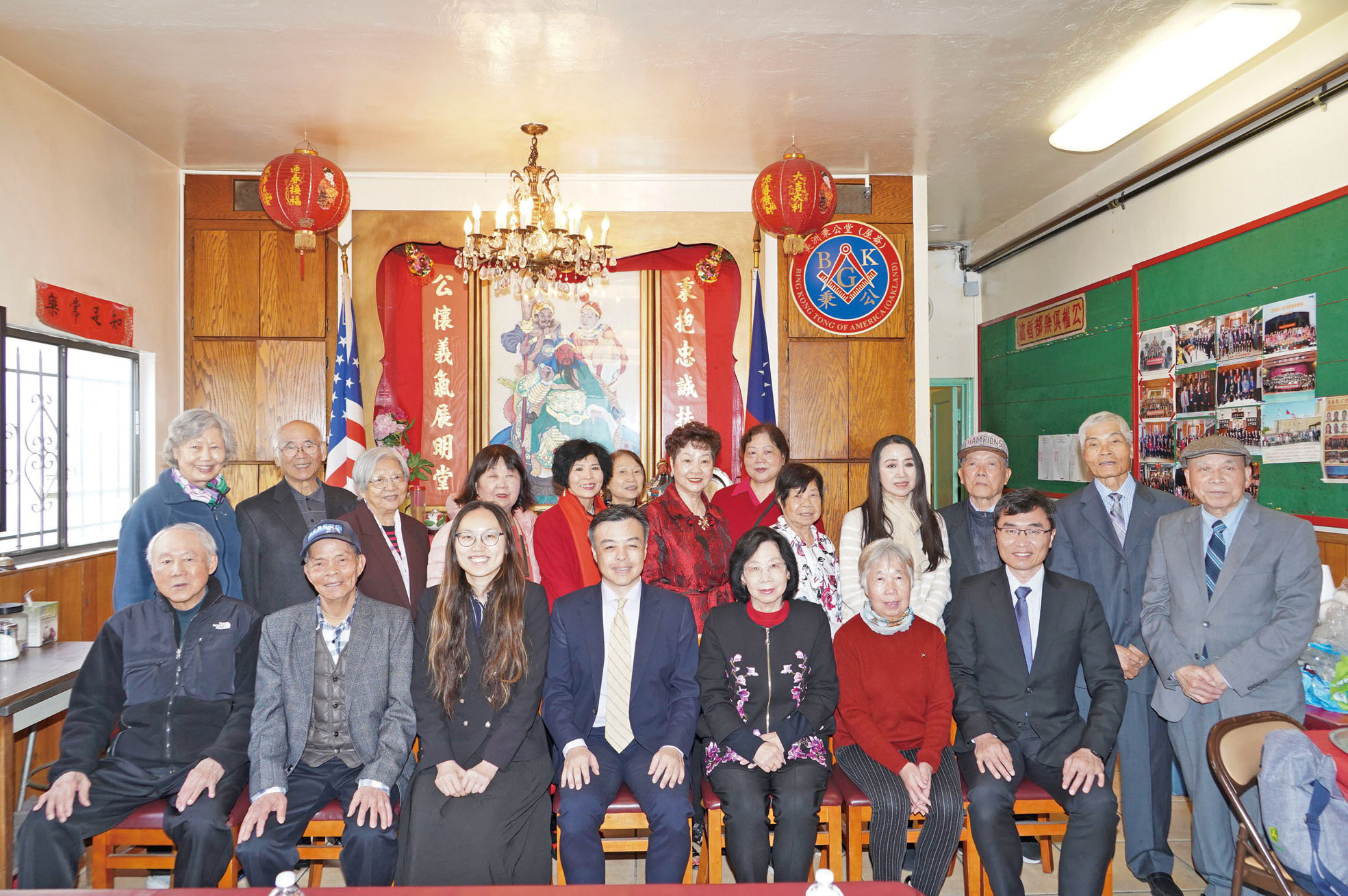 經文處處長伍志翔、副組長侯國南、主任劉岱欣、秘書長梁碧枝與屋崙秉公堂正副主席、元老、職員暨昆仲合照。譚國亮攝