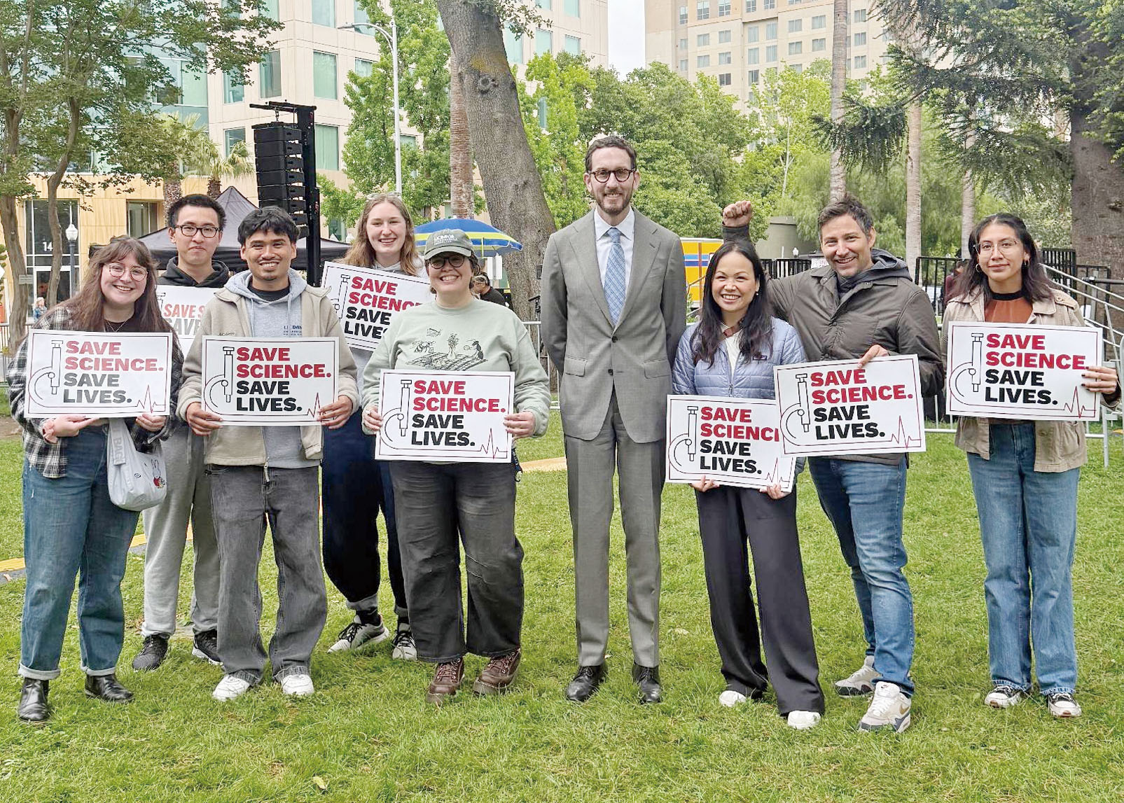 州參議員威善高(中)提出SB 895法案,欲發行公債填補被聯邦削減的科研經費。取自X