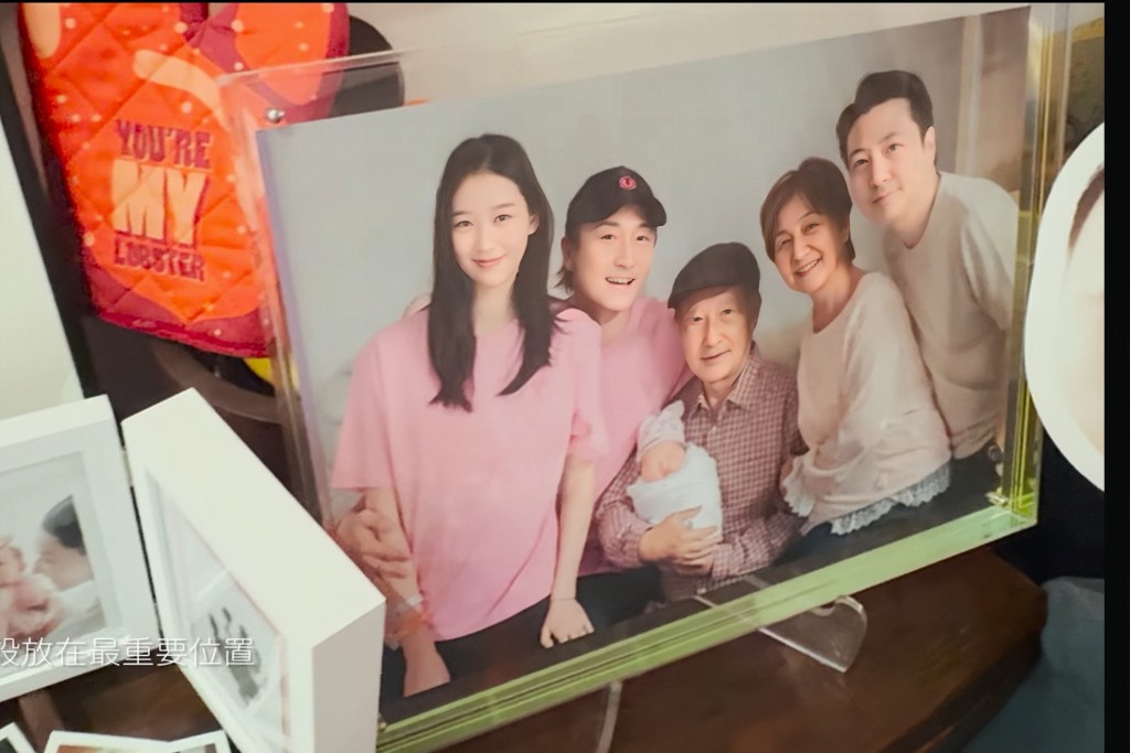MV中最溫馨的莫過於一家人的合照。