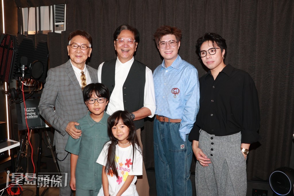 陳友帶同孫仔孫女一同到場，以示支持。