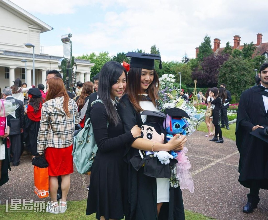 戴祖儀畢業於英國萊斯特大學的法律系。