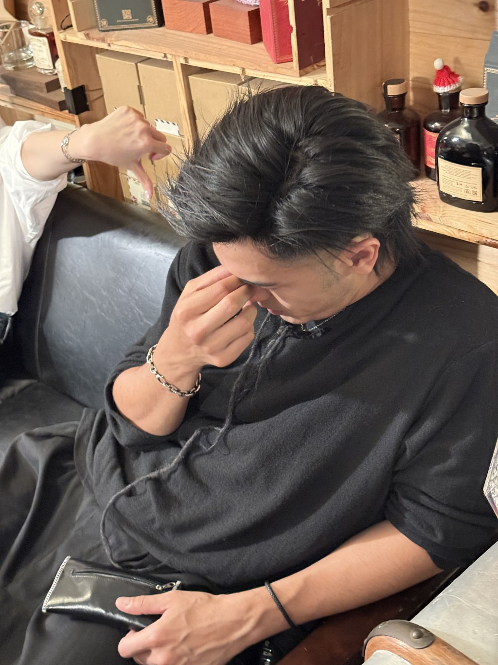 阿威首天拍攝，連飲超過十杯雞尾酒後開始不勝酒力。