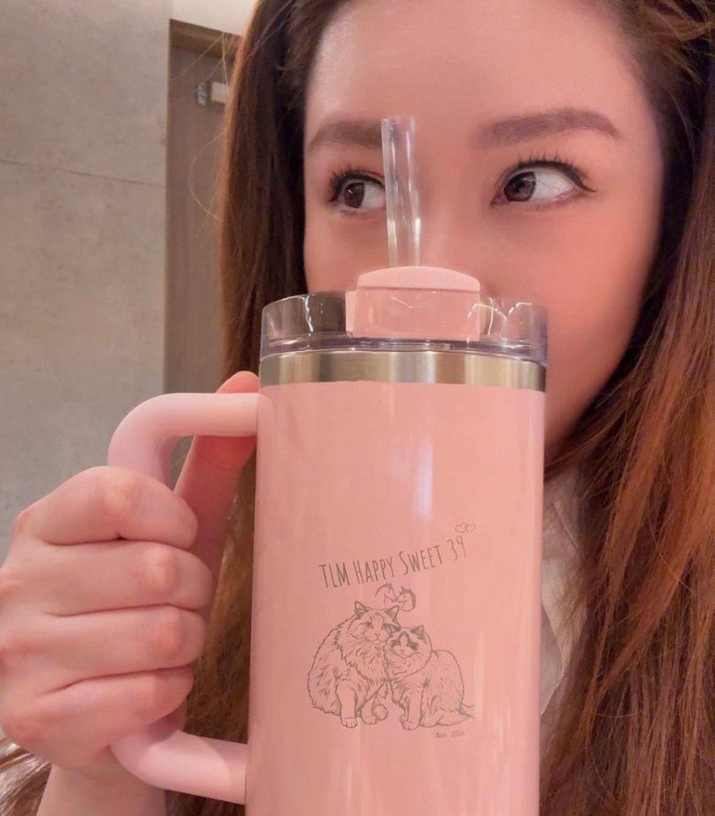 湯洛雯手持印有獨角獸與馬仔親親圖案的專屬水杯。