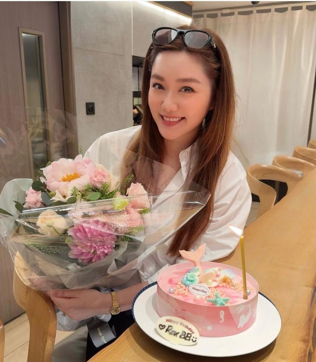 壽星女湯洛雯收到美麗的花束。
