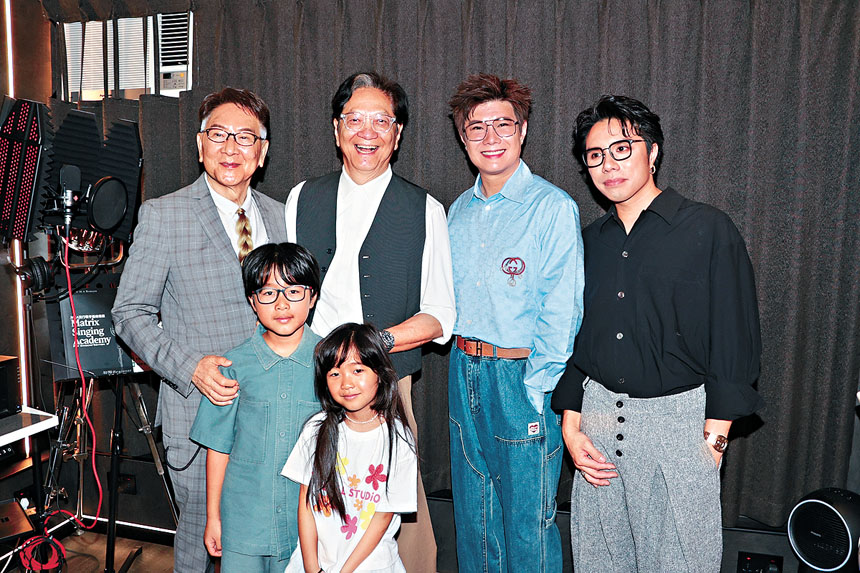 陳友（左二）帶埋孫仔孫女撐場。