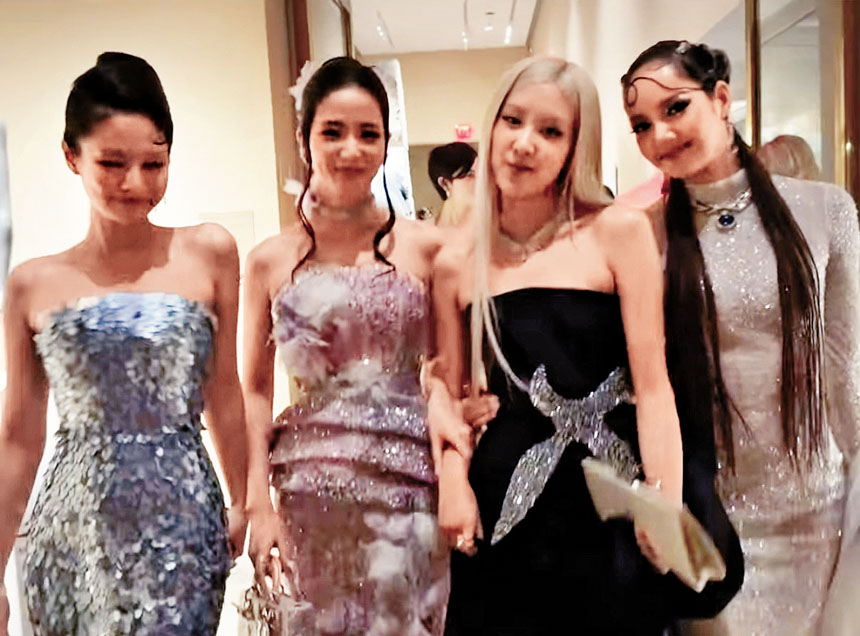Jisoo(左二)前日與BLACKPINK隊友齊出席「時尚奧斯卡」Met Gala。