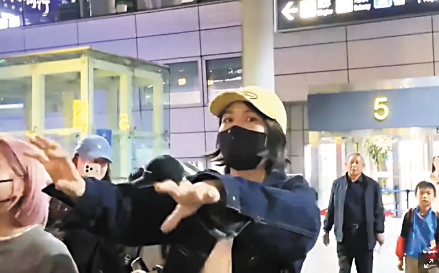 曾沛慈在長沙機場被粉絲圍堵，現場指揮起秩序。網上圖片