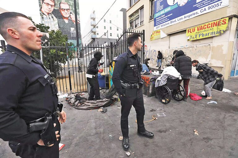 麥克阿瑟公園長期面臨毒品與遊民問題，洛杉磯市警局曾多次掃蕩。洛杉磯時報檔案照
