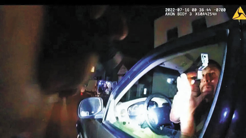 警員隨身攝錄畫面顯示案發時被告舉槍。山景城警察局