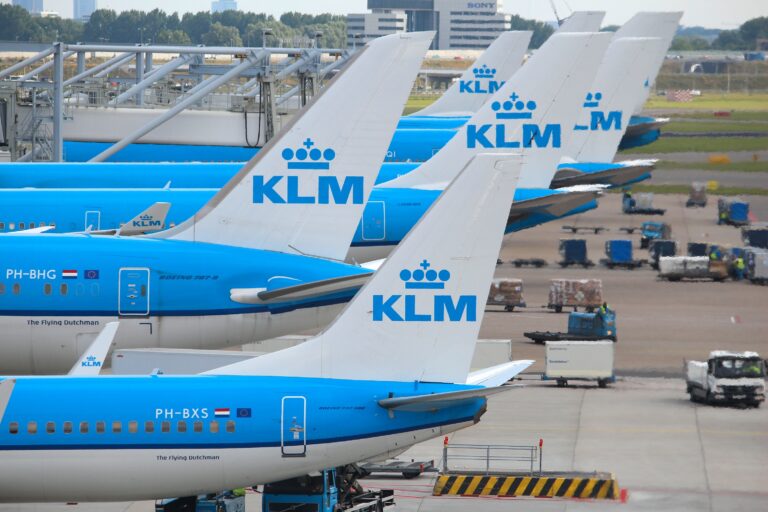 荷蘭空服員疑接觸漢他病毒乘客後入院檢測，當局追蹤同機旅客