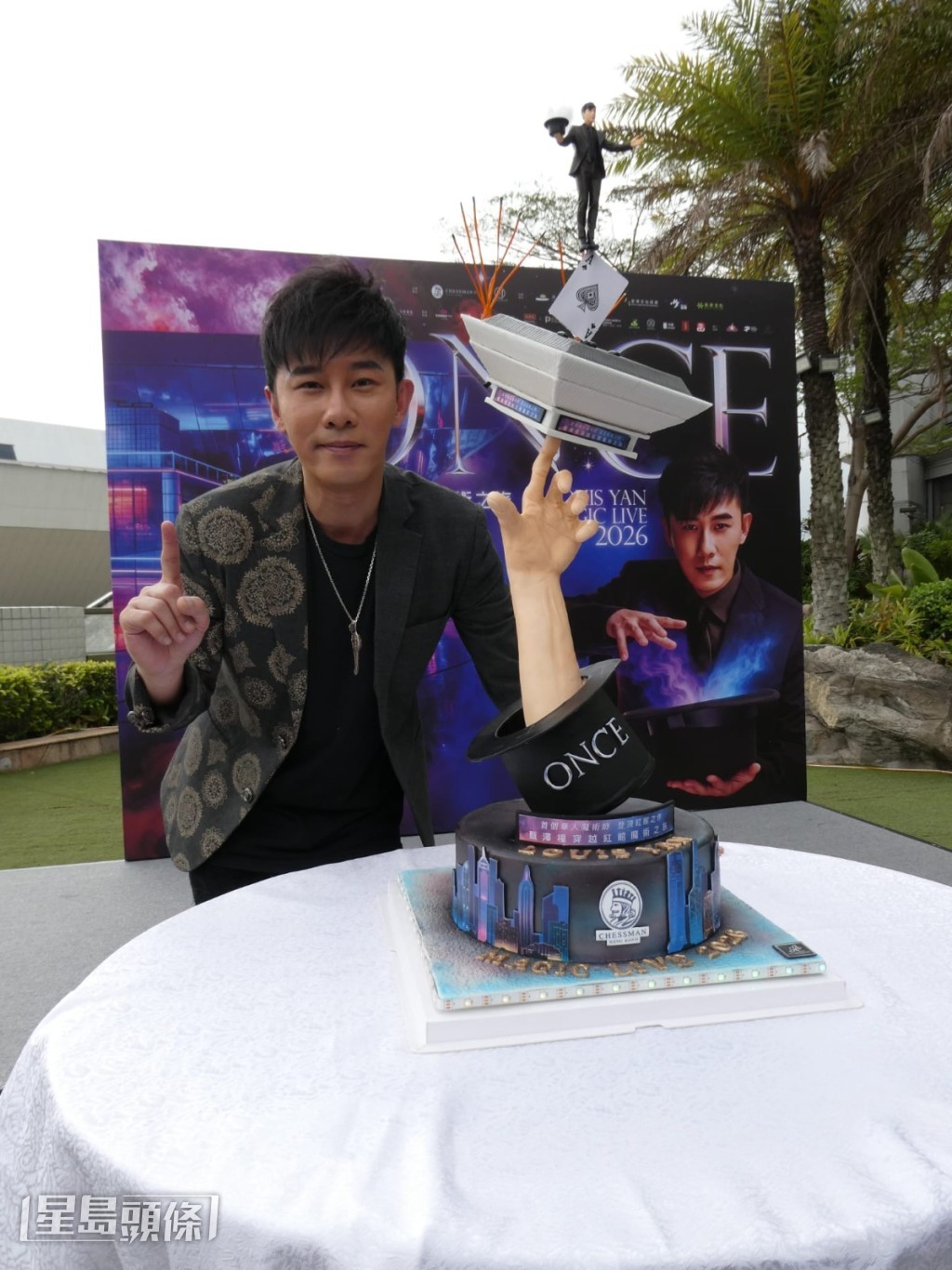 甄澤權創下紀錄，成為首位在紅館表演個人魔術騷的華人魔術師。