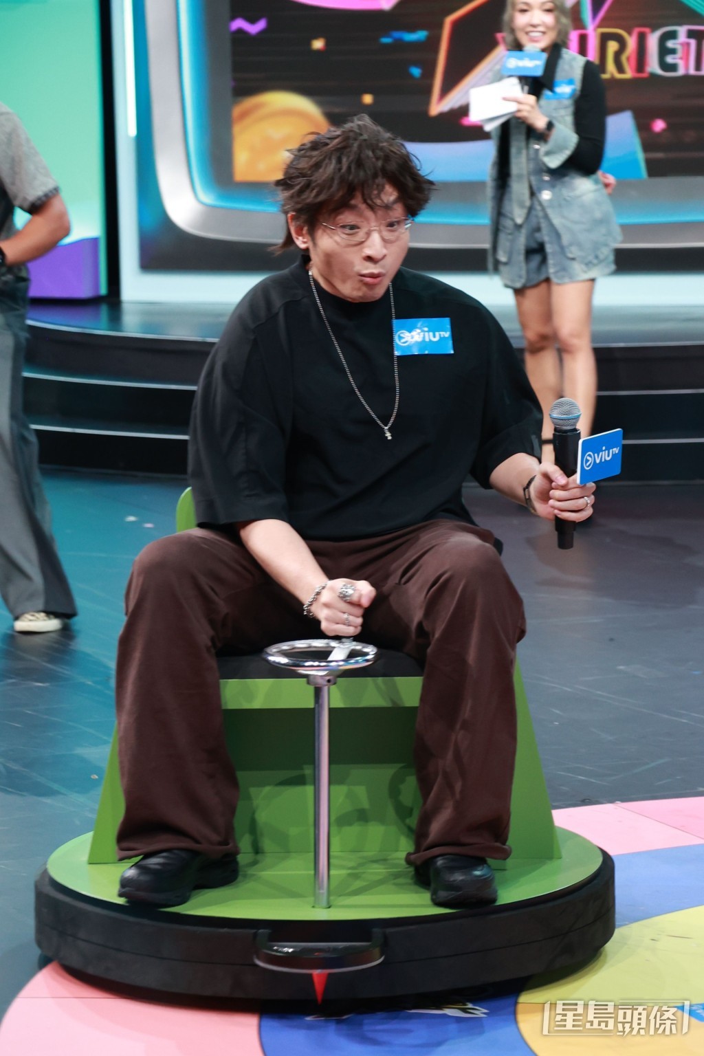 阿Dee在示範遊戲時，幾乎整個人被推出錄影廠外。