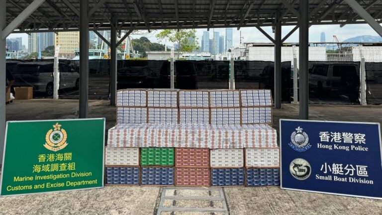 南區水域走私快艇遇查逃逸 水警海關截獲一人檢58箱私煙