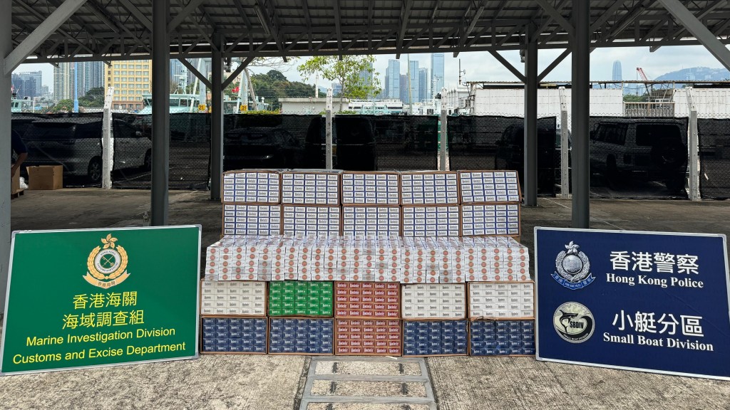 南區水域走私快艇遇查逃逸 水警海關截獲一人檢58箱私煙