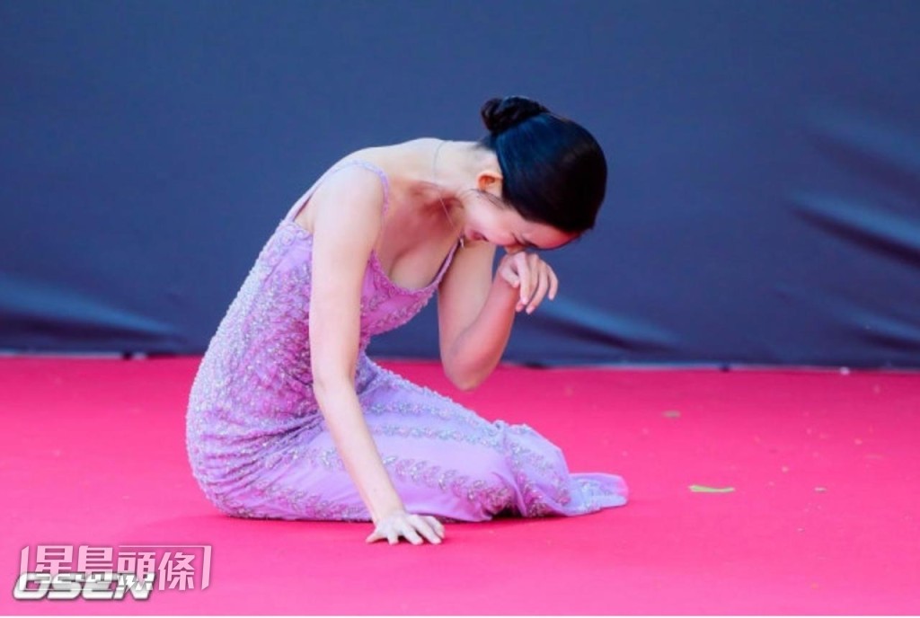 申鉉彬於紅毯上不慎跌倒，隨即以笑容化解尷尬。