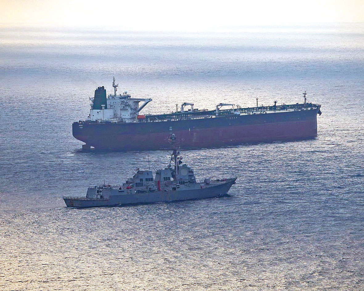 圖為美軍「佩拉爾塔號」驅逐艦航行在伊朗港口附近。路透社資料圖片