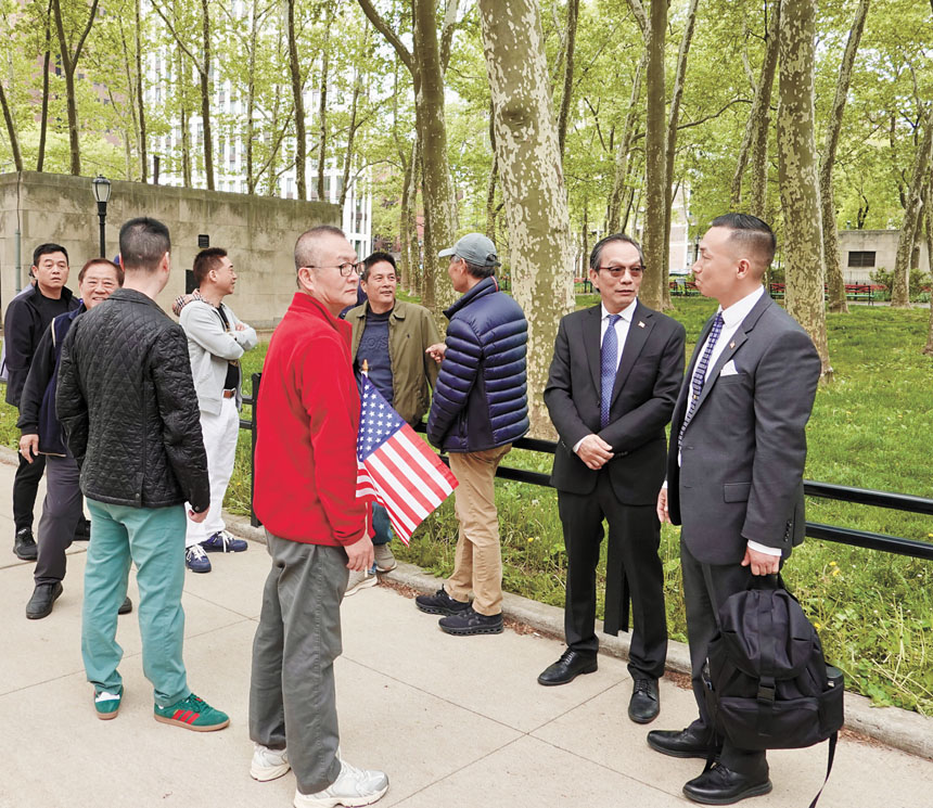 盧建旺(右二)6日等待進入布碌崙聯邦法院。