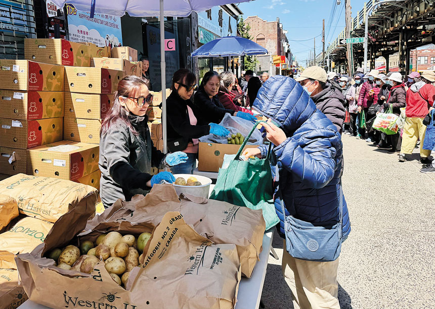 「母親節愛心食物發放」活動7日吸引大約350人參與。