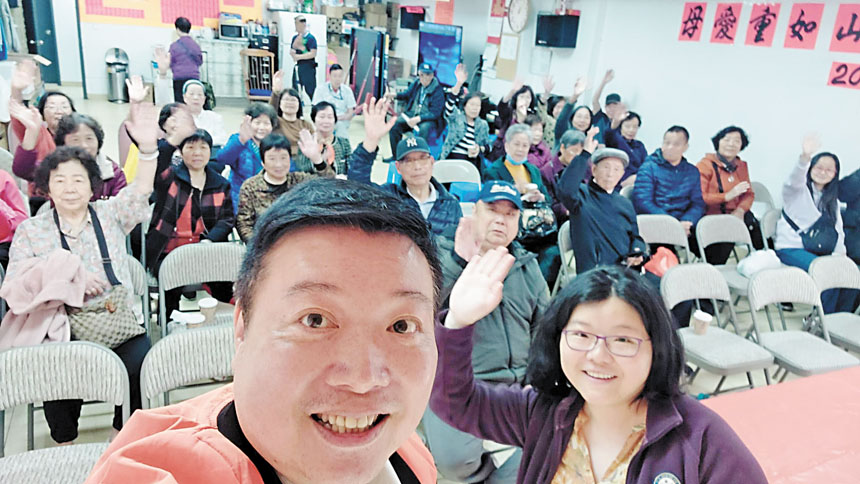 王鏑昨與社區長者及居民一同提前慶祝母親節。