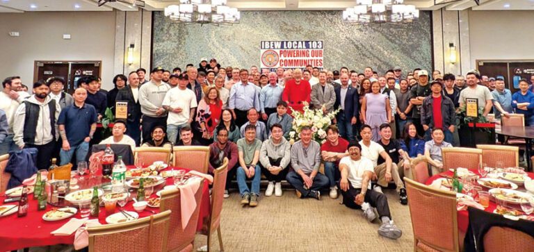 部分與會者合影。 李強攝