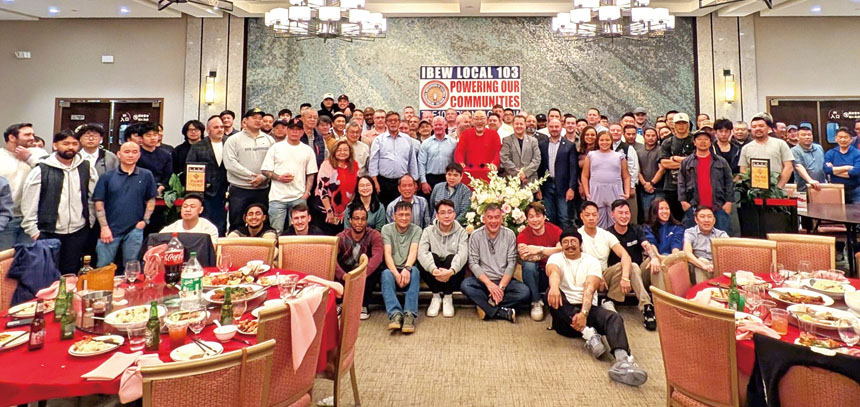 部分與會者合影。 李強攝