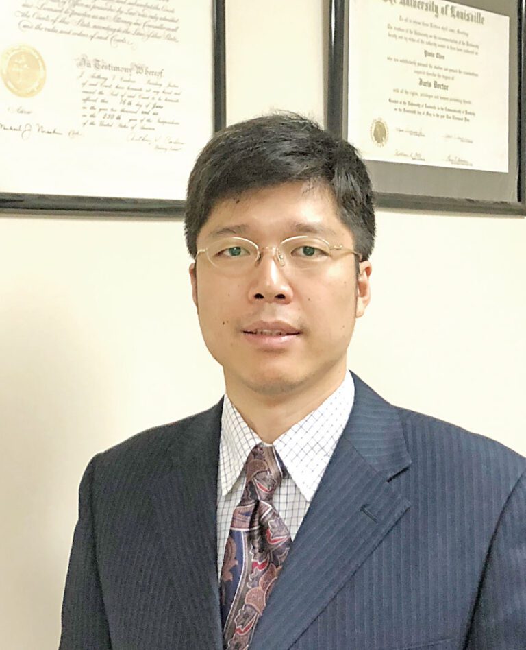 君信聯合律師樓施律師專精各類信託，業務包括白卡信託，房屋信託，911賠償信託，傷害賠償信託以及收入超標信託的法律專家。