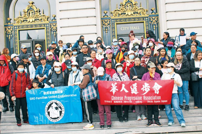過百名家庭與住房倡議者在市政廳前集會，要求市府撥款延續緊急住房券計劃。記者陳程威攝