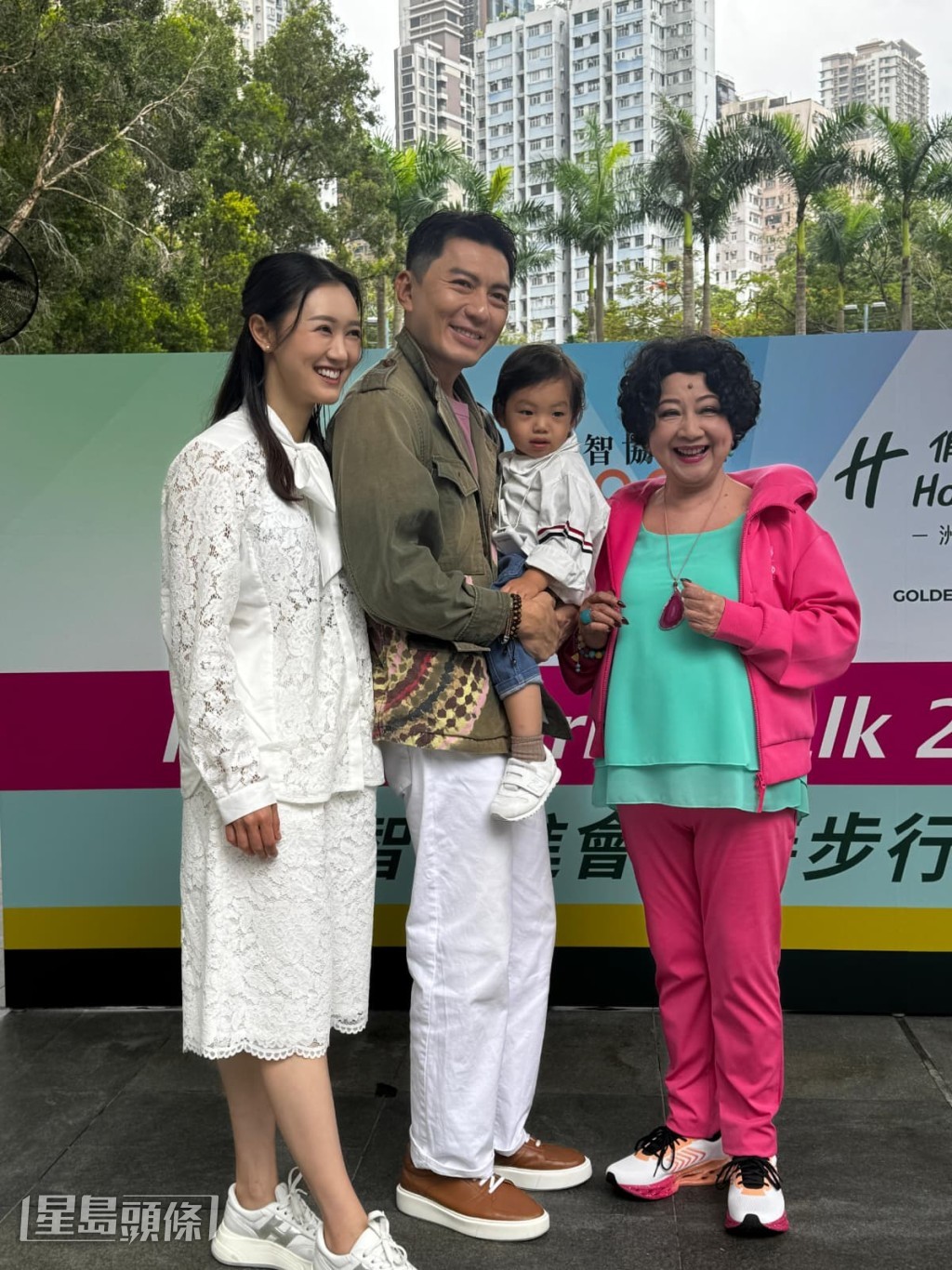 薛家燕亦現身西環,參與慈善步行籌款的開步禮。