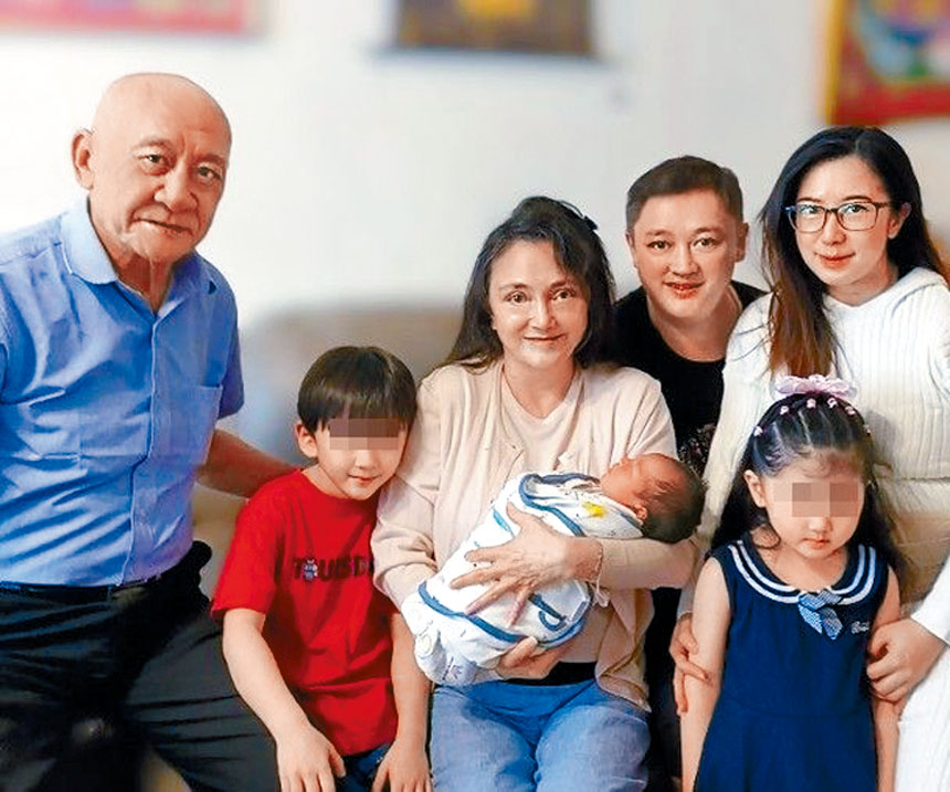 ■鼎爺日前曾表示向大仔泳漢提供金錢，純粹是因為前妻施明及孫仔孫女。