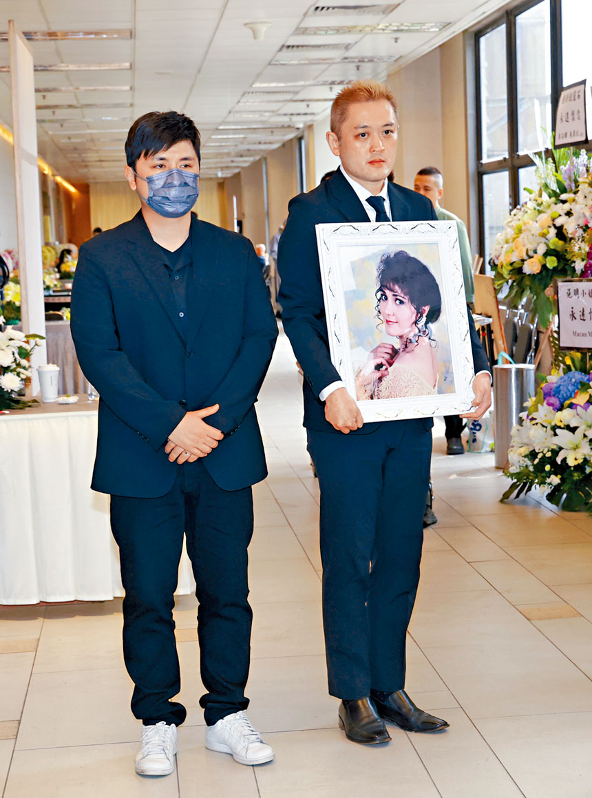 ■當日大仔李泳漢捧著施明的遺照，與胞弟李泳豪齊齊步出靈堂。如今兩兄弟關係徹底決裂。
