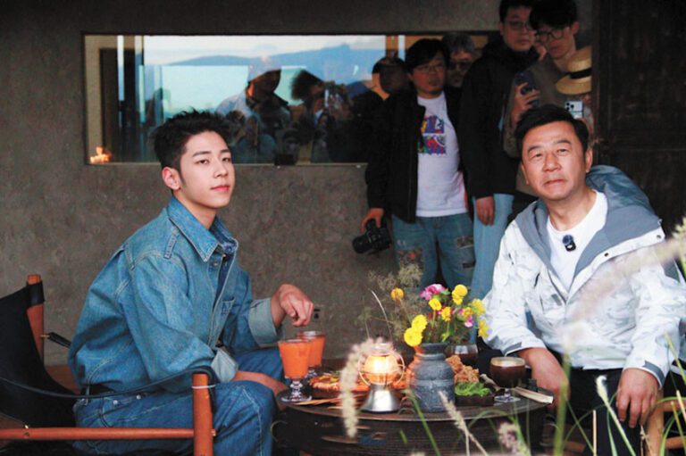 郭濤與兒子現身雲南。網上圖片