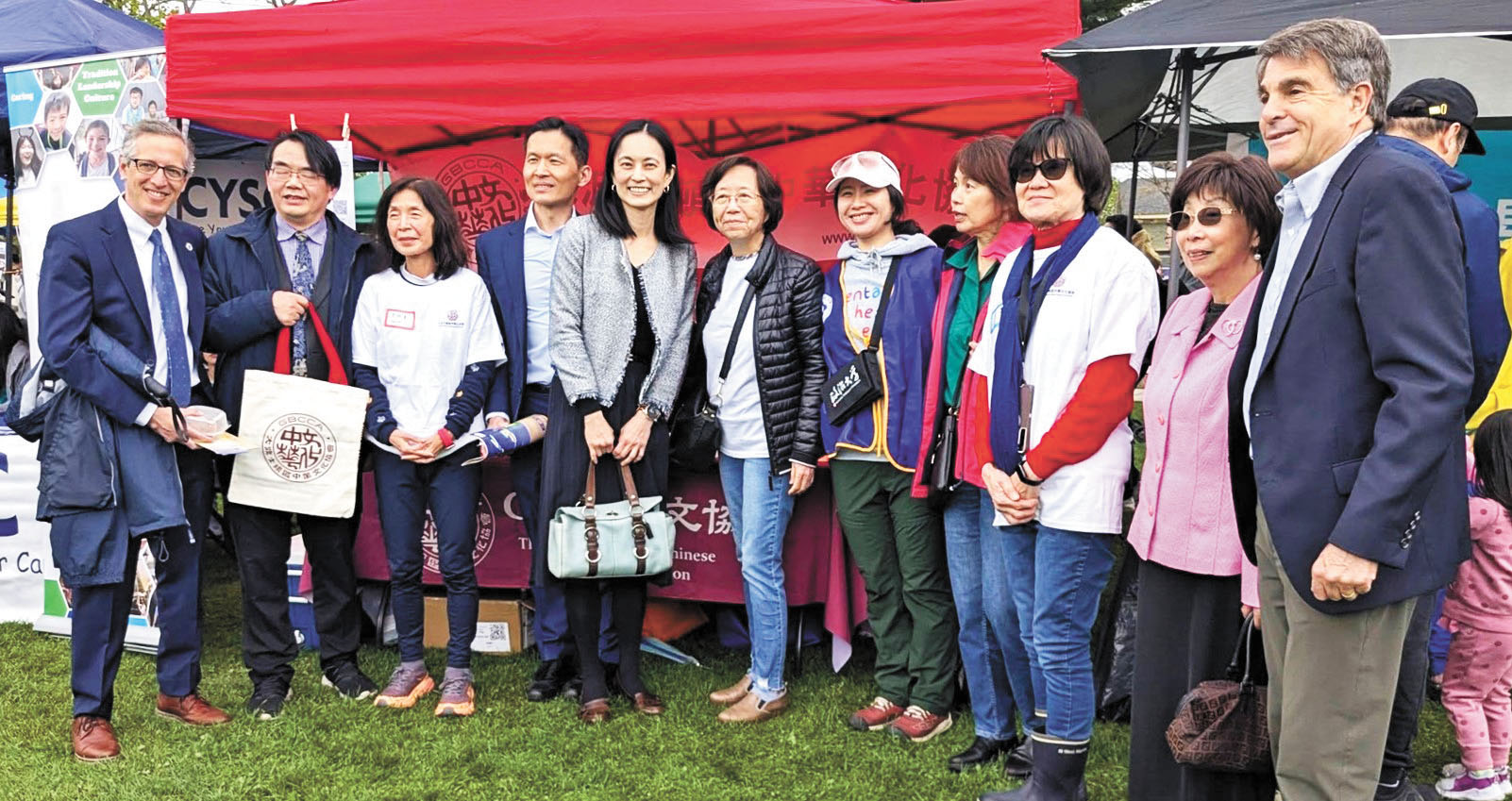 （左四起）廖朝宏處長伉儷等嘉賓在GBCCA攤位前合影。 主辦方提供