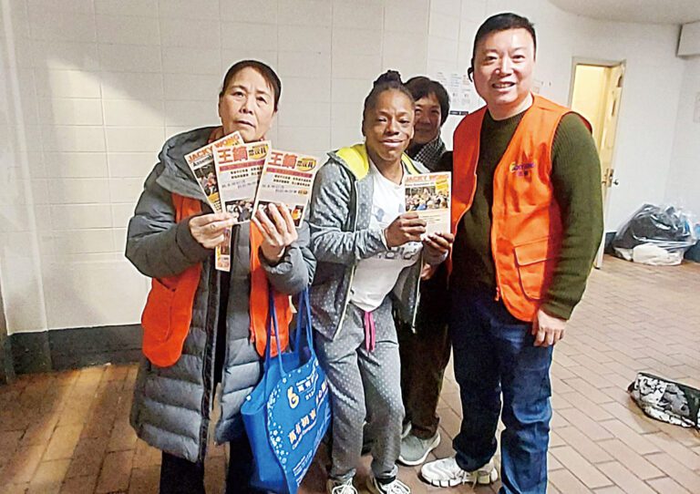 候選人王鏑與支持者合照。