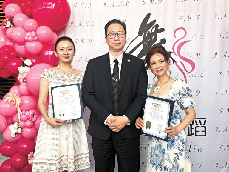 吳程遠 (中) 為校長劉亞麗（右）及藝術總監唐瑩（左）頒發賀狀。記者陸新攝