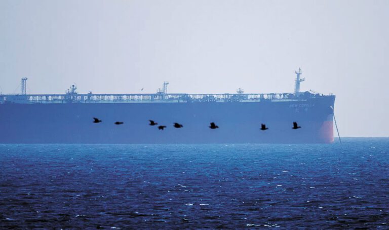 懸掛香港旗的原油油輪New Corolla停泊在亨廷頓灘外海，準備駛往長堤港。洛杉磯時報
