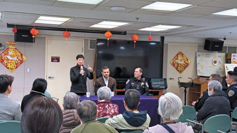 安老自助處舉行交通安全座談，介紹社區改善措施傾聽長者心聲。記者黃偉江攝