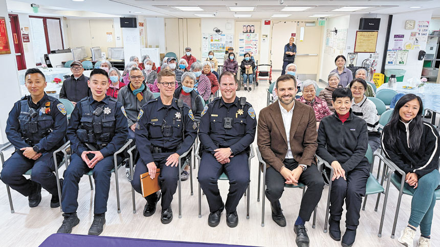 安老自助處行政總裁鍾月娟(右2)、市參事李爾德(右3)、中央警署分局長德甘迪奧(右4)及警察。記者黃偉江攝