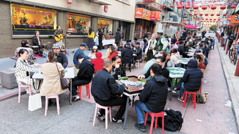 天后廟街變身「麻將街」。記者黃偉江攝