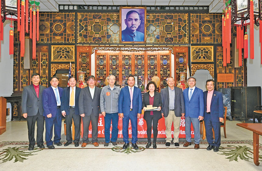 中華總會館總董黃建成(右5)監交,新任通事楊瑞明(右4)與滿任通事李殿邦(左5)順利圓滿交接,並與主席團及新任及滿任中文助理合影。馬紅兵攝