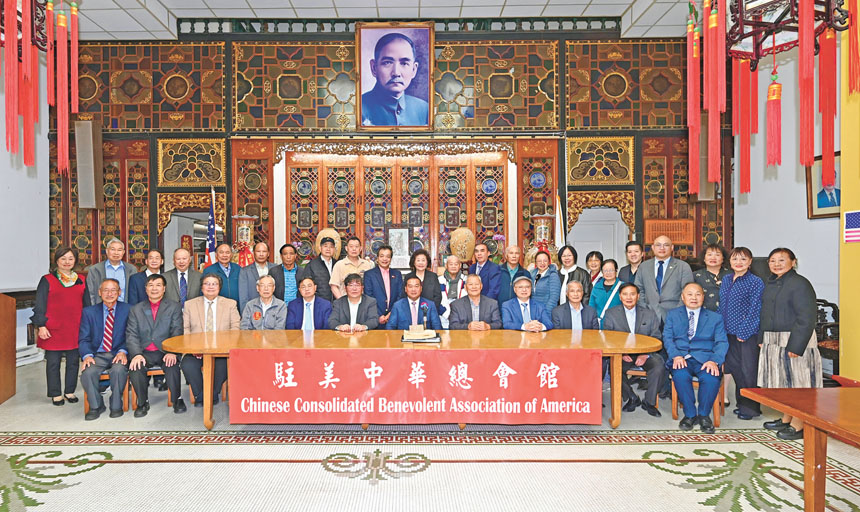 中華總會館主席團暨商董及僑界嘉賓出席交接儀式,並在禮堂大合影。馬紅兵攝