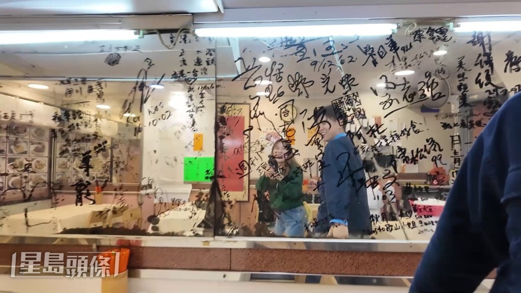 店內牆上可見不少明星留下的親筆簽名。