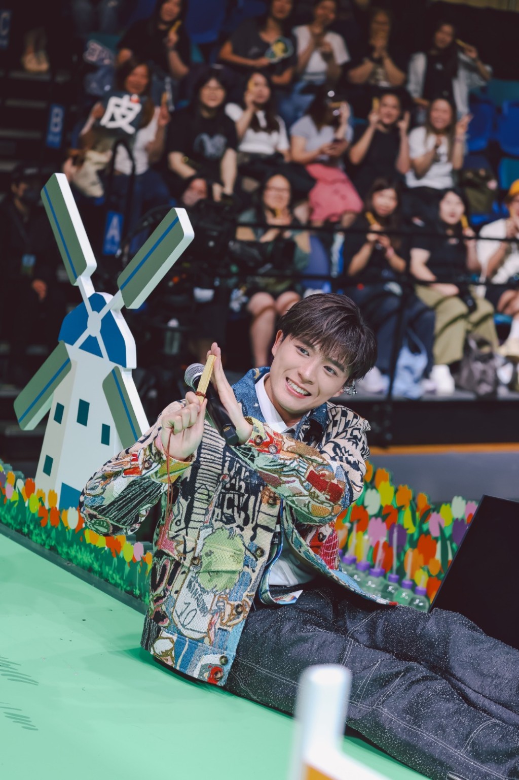 MIRO大讚Frankie「靚仔」，他更以時尚姿勢蹲下綁鞋帶或坐下，方便粉絲拍照。