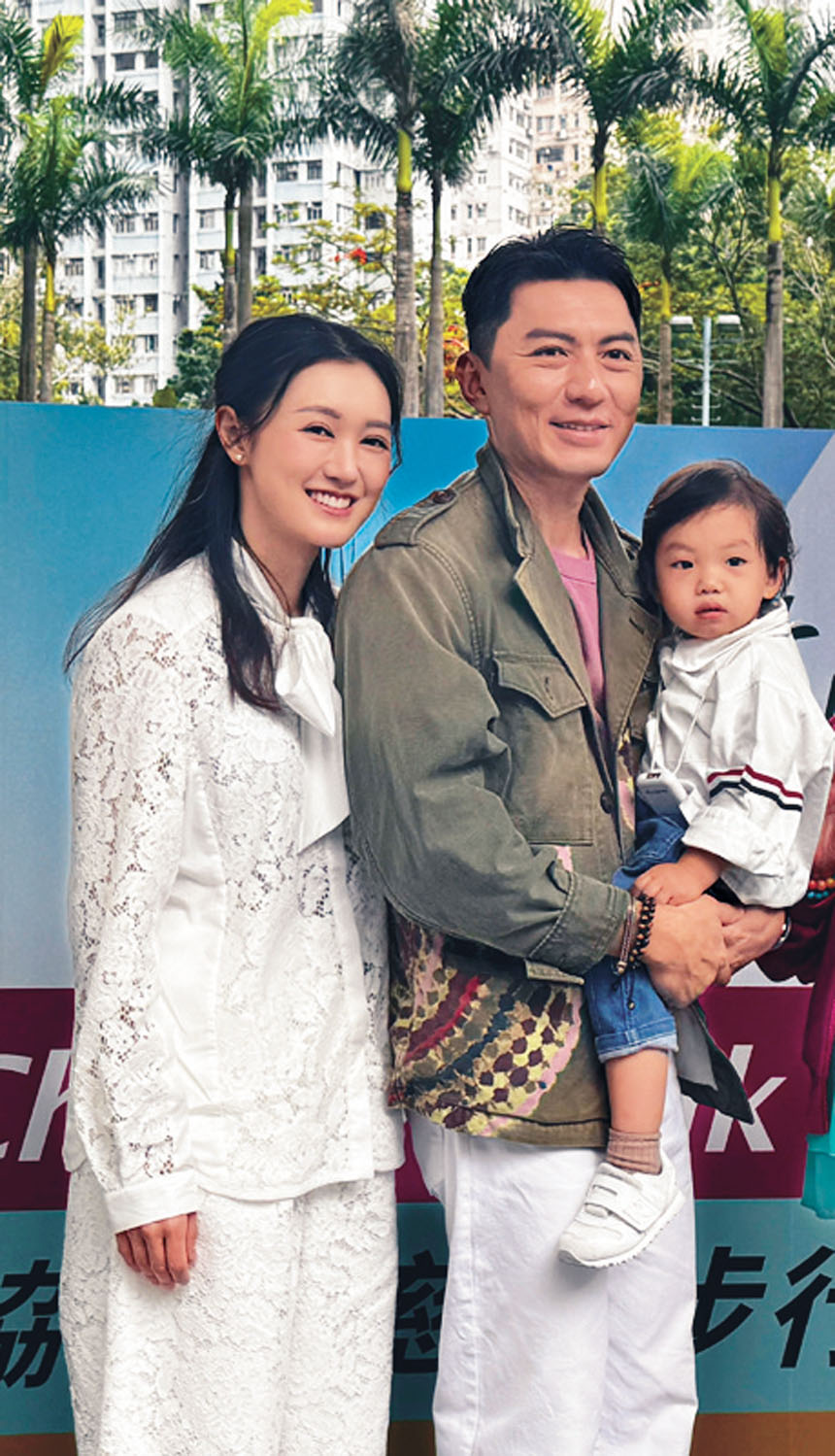 袁偉豪帶太太及兒子出席活動，透露已預備和雙方媽媽慶祝母親節。