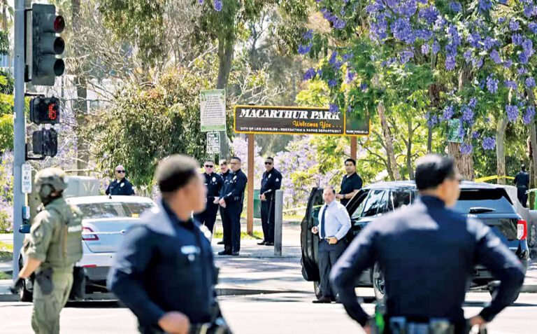 洛市警局和緝毒局探員在麥克阿瑟公園集結，目標是一處露天毒品交易市場。洛杉磯時報