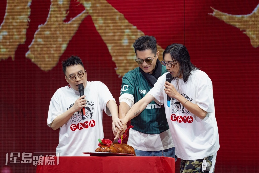 其後三人在台上邊切燒豬邊說:「風生水起,笑口常開。日後業務好不好就不知道,一切交給天命。」