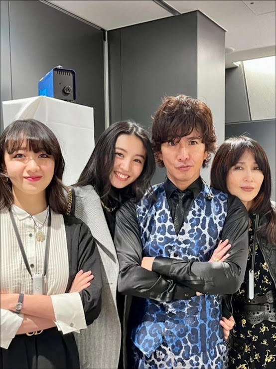 母親節當日,木村拓偕同兩名女兒心美與光希,紛紛向工藤靜香送花表達心意。