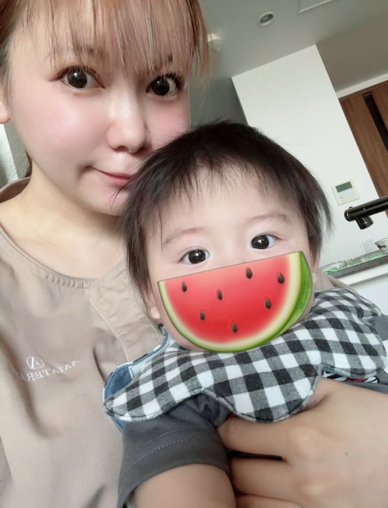 中川翔子同樣在母親節分享雙胞胎近況,圖中頭髮較多且顏色較深的是哥哥。
