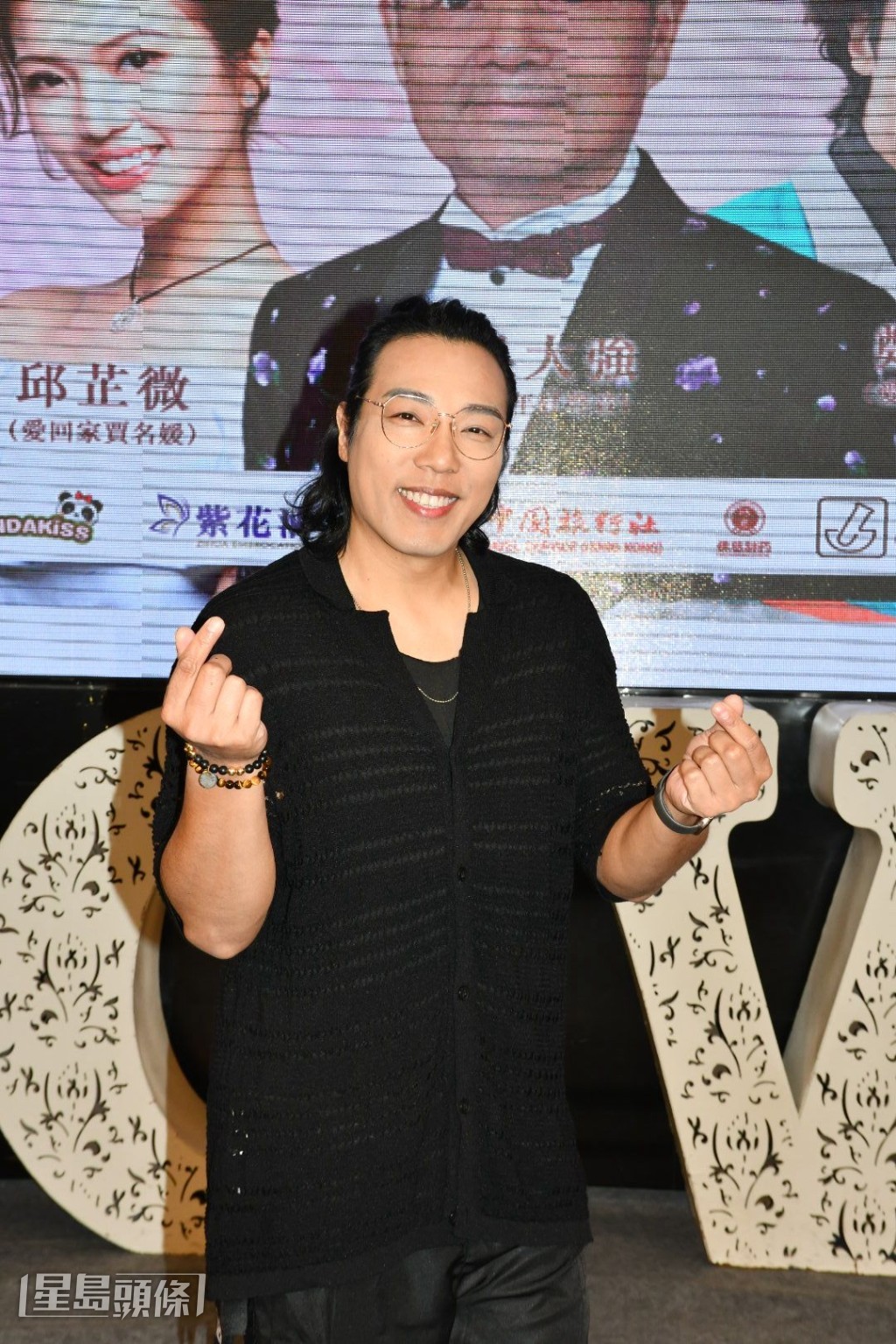 鄭世豪透露一直很仰慕邱芷微,更笑言二人淵源甚深,早有合唱歌曲及同台領獎。